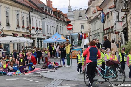 Otroci kamniških šol in vrtcev rajali na Glavnem trgu in se učili o trajnostni mobilnosti (95)